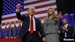 2024年11月6日，共和党总统候选人、美国前总统特朗普在夫人梅拉尼娅的陪同下出席在佛罗里达州西棕榈滩会议中心举行的选举夜集会。