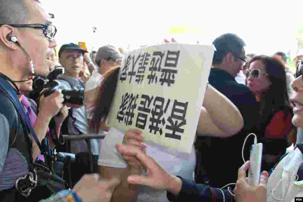 港府公布政改方案对立团体立法会外冲突 （美国之音海彦拍摄 ） 