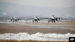 지난 2017년 12월 '비질런트 에이스' 미-한 연합공중훈련에 참여한 미 공군 소속 F-16 전투기들이 오산 공군기지에서 이륙 대기 중이다.