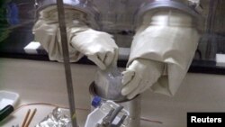 지난 2001년 미국 연방수사국(FBI) 과학자가 탄저균을 다루고 있다. 