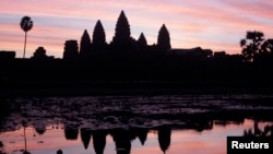 2017年1月23日，摩苏尔居民达丽娅用黑纱遮住自己的脸，向记者展示在&ldquo;伊斯兰国&rdquo;统治下的穿戴方式。（美国之音希瑟&middot;默多克拍摄）<br />
<br />
&nbsp;