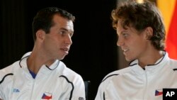 Tomas Berdych, kanan, and Radek Stepanek, kiri, merebut gelar juara Piala Davis bagi Ceko untuk pertama kalinya sebagai negara merdeka dengan mengalahkan tim Spanyol 3-2 (foto: dok).