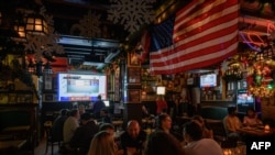 11月6日凌晨，宾州费城的一家酒吧的电视屏幕上播放着有关总统大选投票结果的新闻。
