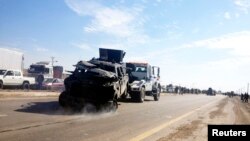 Sebuah mobil polisi diderek pasca serangan bom bunuh diri di Taji, 20 kilometer sebelah utara Baghdad, 5 Februari 2013. (Foto: dok).