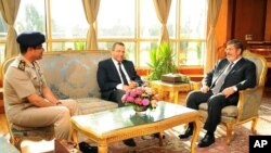 1일 무함마드 무르시 이집트 대통령(오른쪽)이 헤삼 칸딜 총리(가운데)와 압델 엘 시시 국방장관(왼쪽)과 함께 반정부 시위에 대한 대처방안을 논의하고 있다. 