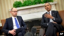 바락 오바마 미국 대통령(오른쪽)이 12일 백악관에서 우크라이나의 아르세니 야체뉵 총리와 회담했다.