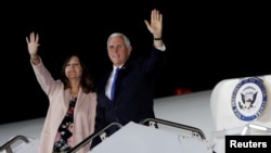 美国副总统彭斯和妻子凯伦抵达在日本东京郊外的横田美国空军基地。（2018年11月12日）