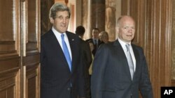 10일 G8 외무장관회의 개막에 앞서 런던에서 회담을 가진 존 케리 미국 국무부 장관(왼쪽)과 윌리엄 헤이그 영국 외무부 장관.