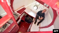 Jean-Jacques Saving, 71 tahun, berpose di dalam kapalnya yang berbuat dari tong di galangan kapal di Ares, Perancis, 15 November 2018.
