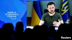 Президент України Володимир Зеленський під час онлайн-звернення до учасників Всесвітнього економічного форуму, 23 травня, 2022. REUTERS/Arnd Wiegmann/File Photo