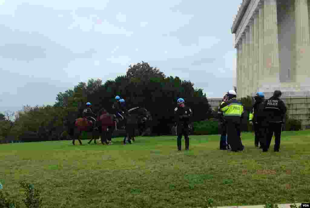 Unrest on the streets of Ferguson after a grand jury decided not to indict police officer Darren Wilson in the death of Michael Brown, Ferguson, Missouri, Nov. 24, 2014. (Kane Farabuagh/VOA)