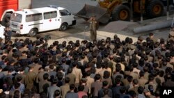 지난 5월 평양의 고층 아파트 붕괴 현장에서, 한 북한 관리가 희생자 가족들에게 사과하며 경례하고 있다. 북한 조선중앙통신 배포 사진.