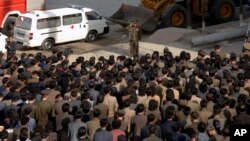 지난 17일 북한 평양의 고층 아파트 건설 현장에서 붕괴사고가 발생한 강누데, 한 관리가 희생자 가족들에게 사과하며 경례하고 있다. 북한 조선중앙통신 배포 사진.