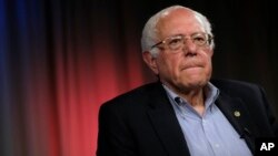 미국 대선에 출마한 공화당의 버니 샌더스 경선 후보가 23일 로스앤젤레스에서 AP통신과 인터뷰를 하고 있다.