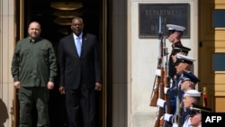 لوید آستین، وزیر دفاع ایالات متحده (راست) و رستم عمروف، وزیر دفاع اوکراین