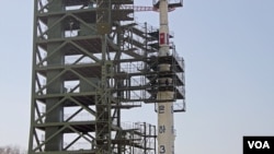 올해 4월 북한 평안북도 동창리 발사장의 장거리 미사일 '은하 3호''. 당시 발사를 시도했으나 실패했다. (자료사진)