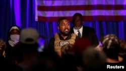 На фото: репер Каньє Вести під час зустрічі із виборцями у штаті Північна Кароліна у липні