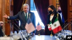 អនុ​ប្រធានាធិបតី​សហ​រដ្ឋ​អាមេរិក​អ្នកស្រី​ Kamala Harris និង​ប្រធានាធិបតី​ម៉ិកស៊ិក​លោក​ Andres Manuel Lopez Obrador​ ​នៅ​មុន​ជំនួប​នៅ​​រដ្ឋធានី​​​ម៉ិកស៊ីកូ កាល​ពី​ថ្ងៃ​ទី​៨ ខែ​មិថុនា ឆ្នាំ​២០២១។