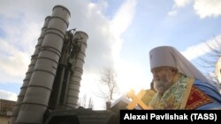 Metropolitan Platon blesses an S-400 Triumph surface-to-air missile system.