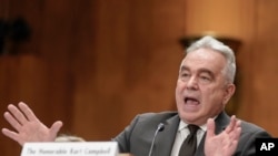 资料照片：库尔特·坎贝尔2023年12月7日出席参议院外交关系委员会针对他出任美国副国务卿一职的人事提名确认听证会。（美联社照片）