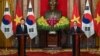윤석열(왼쪽) 한국 대통령과 보 반 트엉 베트남 국가주석이 23일 하노이 주석궁에서 회담 직후 공동회견하고 있다. 