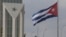 Флаг Кубы недалеко от здания посольства США