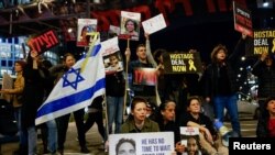 تجمع شماری از بستگان گروگان‌های اسیر در غزه در تل آویو. ۱۰ اسفند.