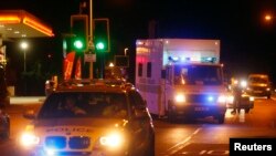 پلیس در حال اسکورت آمبولانس حامل بریتانیایی مبتلا به ابولا - لندن 