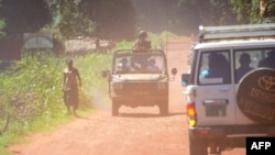 Des soldats français patrouillent dans des véhicules dans les rues de Bambari, en Centrafrique, le 15 mai 2015.