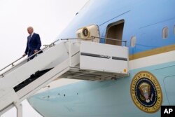 លោក​ប្រធានាធិបតី Joe Biden មក​ដល់​អាកាសយានដ្ឋាន​អន្តរជាតិ Los Angeles ដើម្បី​ចូលរួម​កិច្ច​ប្រជុំ​កំពូល​នៃ​ទ្វីប​អាមេរិក នៅ​ក្នុង​ទីក្រុង Los Angeles រដ្ឋ California ថ្ងៃទី ៨ ខែ មិថុនា ឆ្នាំ ២០២២។