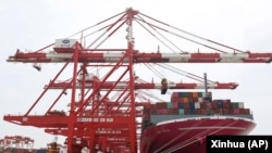 一艘来自日本的集装箱货轮停靠在上海洋山货运码头。（2022年4月27日）