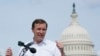Senate Chris Murphy, yon Demokrat ki reprezante Connecticut nan Sena a, pale pandan yon manifestasyon tou pre Kapitol la nan Washington, Vandredi 10 Jyen, 2022. 