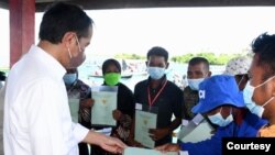 Presiden Jokowi menyerahkan secara langsung sertifikat tanah kepada masyarakat Di Wakatobi, Sulawesi Tenggara. (Biro Setpres RI)