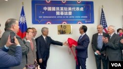 台湾最大在野党国民党主席朱立伦2022年6月8日在华盛顿为国民党驻美代表处正式启用揭牌 （美国之音锺辰芳拍摄）