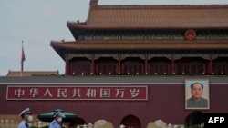 2022年6月4日，北京，在1989年6月4日镇压民主抗议33周年之际，警察在天安门门前行走。