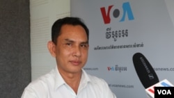 រូបឯកសារ៖ លោក អំ សំអាត ​នាយក​ទទួល​បន្ទុក​កិច្ច​ការ​ទូទៅ​នៃ​អង្គការ​សិទ្ធិ​មនុស្ស​លីកាដូ​ផ្តល់​បទសម្ភាសន៍​ដល់​វីអូអេ​កាលពី​ថ្ងៃទី៧ ខែមិថុនា ឆ្នាំ២០២២។ (ស៊ុន ណារិន/វីអូអេ)