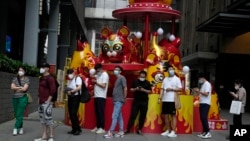 上海市民在一处商场外排队做新冠核酸检测。(2022年6月1日)