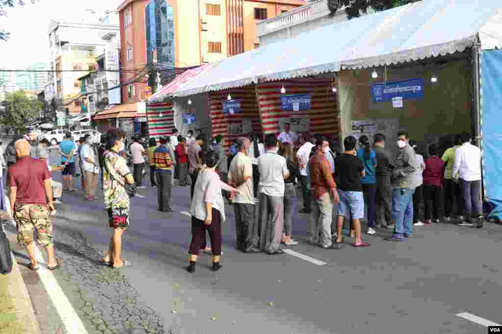 ពលរដ្ឋតម្រង់ជួរចូលបោះឆ្នោត នៅក្នុងការបោះឆ្នោតជ្រើសរើសក្រុមប្រឹក្សាឃុំសង្កាត់អាណត្តិទី ៥ ក្នុងសង្កាត់បឹងព្រលិត ខណ្ឌ៧មករា រាជធានីភ្នំពេញ កាលពីថ្ងៃទី ៥ ខែមិថុនា ឆ្នាំ ២០២២។ (ស៊ុន ណារិន/វីអូអេ)