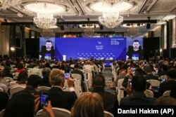 ប្រធានាធិបតី​អ៊ុយក្រែន លោក Volodymyr Zelenskyy ត្រូវ​បាន​គេ​មើលឃើញ​បាន​កញ្ចក់​ទូរទស្សន៍​ ថ្លែង​សុន្ទរកថា​ពិសេស​មួយ​អំឡុងពេល​នៃ​កិច្ចប្រជុំ International Institute for Strategic Studies (IISS) Shangri-la លើក​ទី ១៩ ក្នុង​ប្រទេស​សិង្ហបុរី ថ្ងៃទី ១១ ខែមិថុនា ឆ្នាំ២០២២។