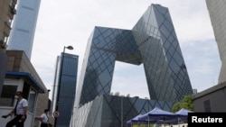 人们在北京的央视大楼旁排队等候进行新冠核酸检测。（2022年5月18日）