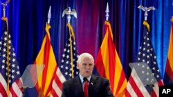 Ansyen Vis Prezidan Etazini Mike Pence pale sou sekirite sou frontye Etazini nan vil Phoenix, eta Arizona, Lendi 13 Jyen 2022. 