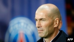 Pelatih Real Madrid Prancis Zinedine Zidane terlihat sebelum dimulainya pertandingan sepak bola Grup A Liga Champions UEFA antara Paris Saint-Germain dan Real Madrid di stadion Parc des Princes di Paris pada 2019. (Foto: AFP)