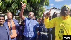 UMnu. Job Sikhala, uMnu. Tendai Biti, uMnu. Chalton Hwende, uMadzibaba weShanduko labanye abahambe esikhumbuzweni sikamuyi uMoreblessing Ali ngoLwesibili. (VOA)