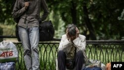 Мешканці очікують евакуації з міста Слов'янськ на Донбасі, 2 червня 2022 року.