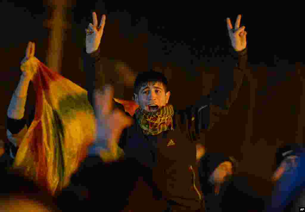 &#39;국제아동절&#39;인 1일 북한 평양의 &#39;9.15 보육원&#39;에서 운동회가 열린 가운데, 한 어린이가 바락 오바마 미국 대통령을 그린 표적을 향해 활을 쏘는 게임을 하고 있다. 옆에는 박근혜 한국 대통령을 그린 표적이 걸려있다.