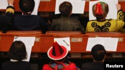 在北京人大会堂参加全国政协会议开幕式的政协委员们。（2021年3月4日）