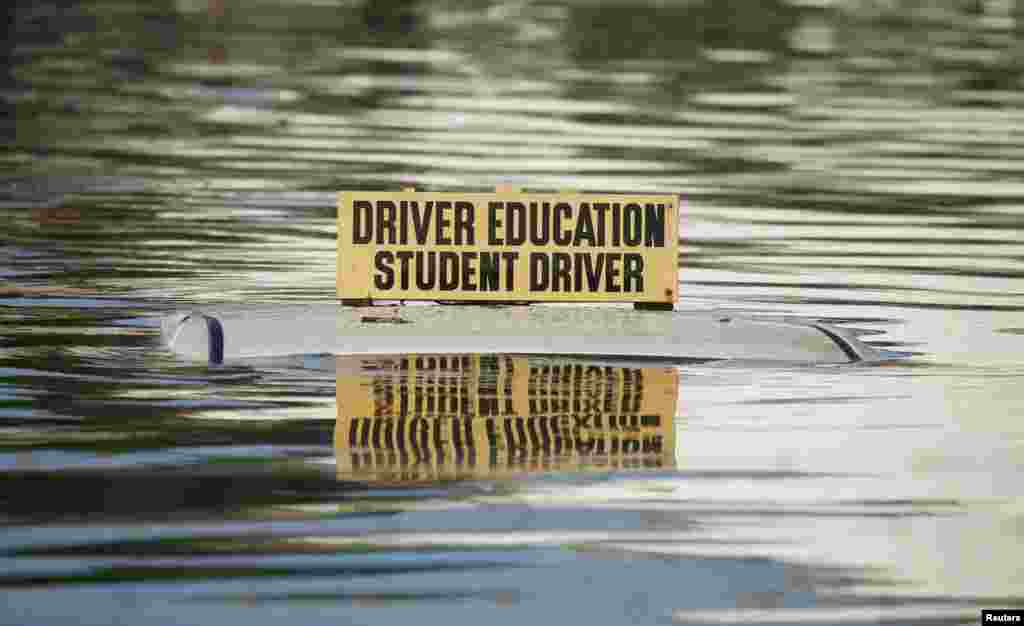 រថយន្ត​រៀន​បើកបរ​មួយ​លិច​នៅ​ក្នុង​ទឹកជំនន់ បន្ទាប់​ពី​មាន​ទឹកជំនន់​ក្រោយ​ពី​ព្យុះ​សង្ឃរា Matthew នៅ​ក្រុង Lumberton រដ្ឋ North Carolina កាល​ពី​ថ្ងៃ​ទី​១០ ខែ​តុលា ឆ្នាំ​២០១៦។&nbsp;