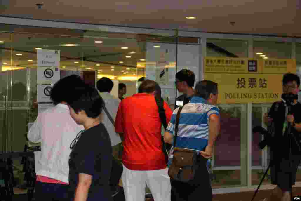 和平占中运动全民投票港大投票站 (美国之音海彦拍摄)