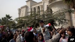 Para pendukung Presiden Morsi melakukan unjuk rasa di depan gedung Mahkamah Agung Mesir. MA Mesir akhirnya memutuskan menunda persidangan tanpa batas waktu (2/12). 