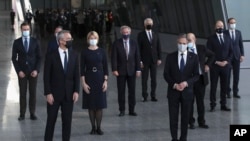 የኔቶ አባል አገራት የውጭ ጉዳይ ሚኒስትሮች ቤልጅየም ብራስልስ ውስጥ በሚገኘው የድርጅቱ ዋና መ/ቤት ውስጥ ስብሰባቸውን ባደረጉበት ወቅት፣ ርቀታቸውን ጠብቀው ለፎቶ ግራፍ ቆመዋል፡፡ የአሜሪካ የውጭ ጉዳይ ሚኒስትር አንተኒ ብሊንከን በስተቀኝ ከፊት የቆሙት ሲሆኑ የኔቶ ዋና ጸሀፊም በስተግራ በኩል ቆመዋል፡፡